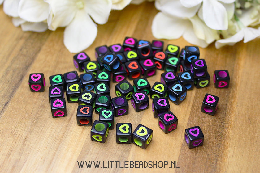 Acryl Kralen Vierkant Hartje Neon & Zwart 7mm, +/- 50 stuks