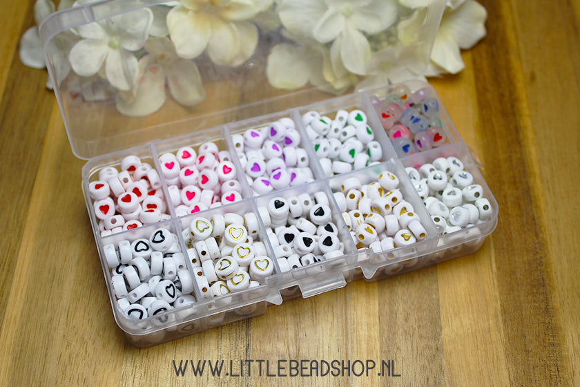 Kralenbox acryl met hartjes kralen