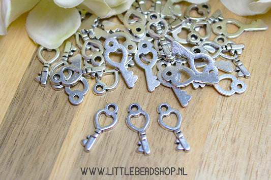 Charms Key with heart silver color, per piece