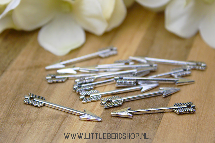 Silver-colored arrow charms, per piece