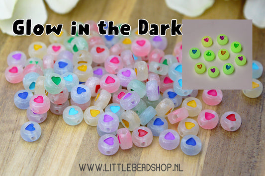 OP = OP Hartjes Kralen Glow in the Dark 7mm, +/- 100 stuks