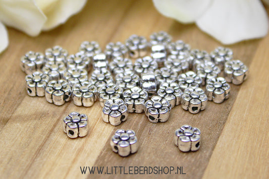 Silver-colored flower spacer beads, +/- 30 pieces