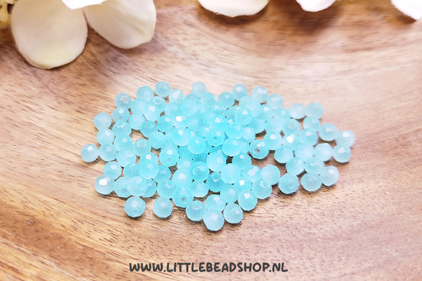 Facetkralen 4mm Milky Light Blue rondel, +/- 110 stuks