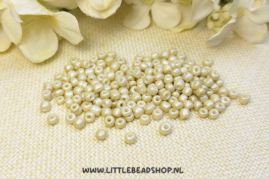 Rocailles Light Cream Beige Shine 4mm, 27 gram